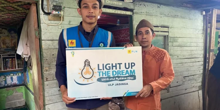 PLN Terangi Impian Masyarakat Kurang Mampu di Sulsel Lewat Program “Light Up The Dream” - Featured