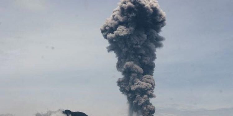 Gunung Marapi Erupsi Dua Kali, PVMBG Minta Warga di Radius 3 Km Tetap Waspada Gunung Marapi Sumatera Barat Kembali Erupsi 6 11 2024