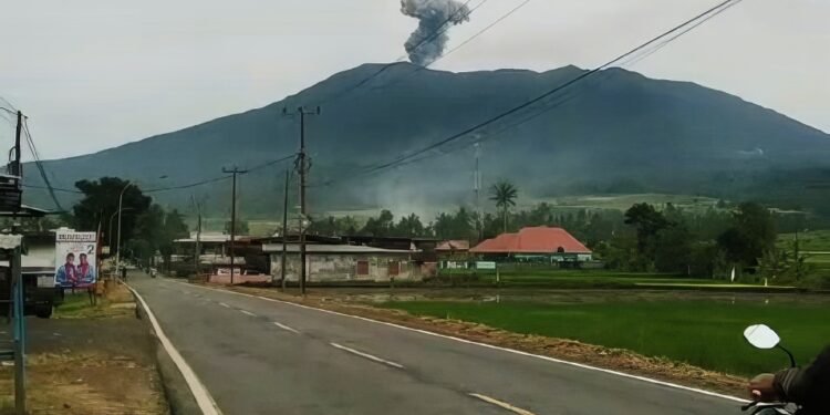 Wartakita Erupsi Gunung Marapi Enhance 2x Exposure Color