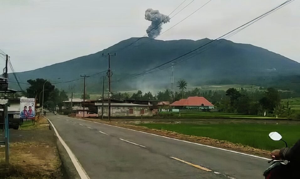 Wartakita Erupsi Gunung Marapi Enhance 2x Exposure Color