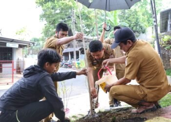 Di Tengah Hujan, Andi Arwin Azis Ajak Warga Manggala Tanam Pohon Demi Udara Bersih dan Lingkungan Asri