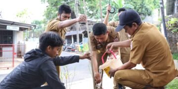 Di Tengah Hujan, Andi Arwin Azis Ajak Warga Manggala Tanam Pohon Demi Udara Bersih dan Lingkungan Asri