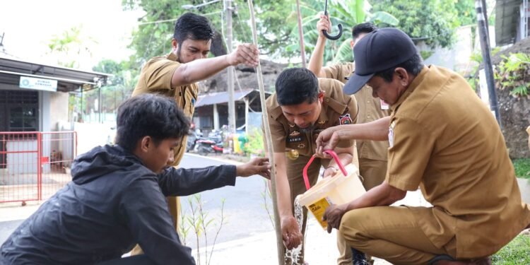 Di Tengah Hujan, Andi Arwin Azis Ajak Warga Manggala Tanam Pohon Demi Udara Bersih dan Lingkungan Asri