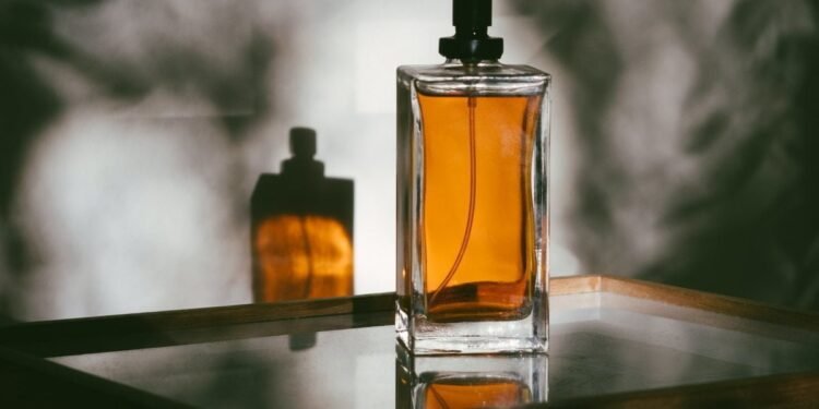 10 Parfum Pria Terbaik 2024: Aroma Elegan untuk Pria Percaya Diri Parfum Cr.jpg