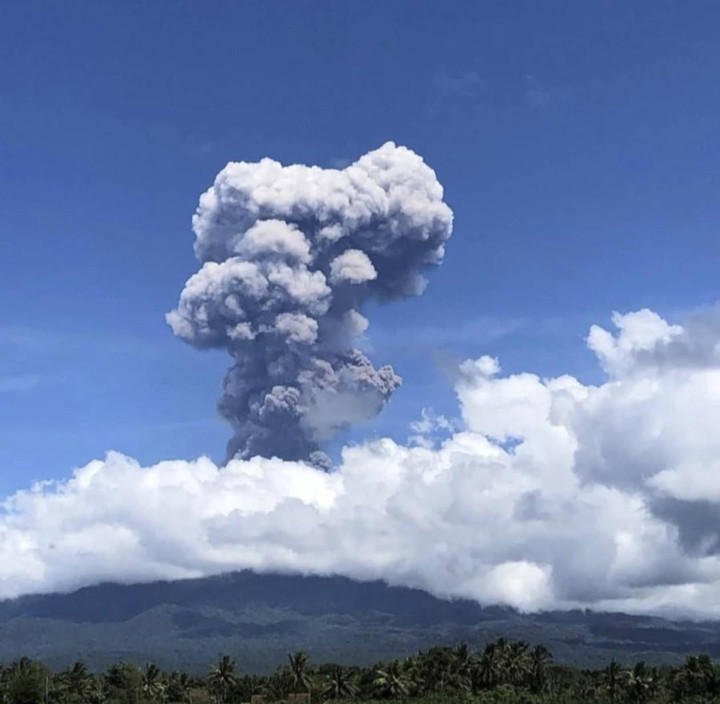 Wartakita Gunung Raung Erupsi