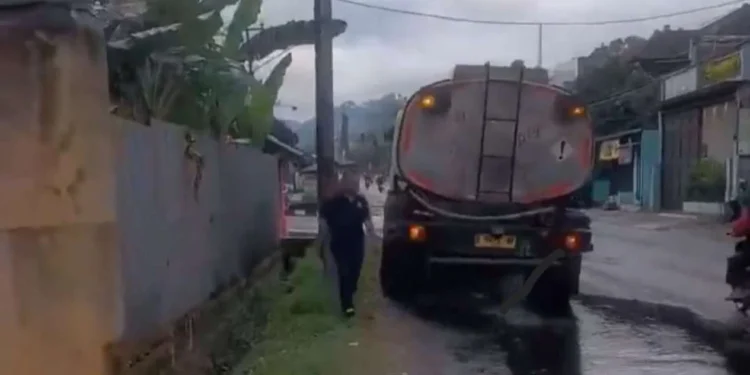 Wartakita Truk Tangki Yang Membawa Cairan Kimia Berbahaya Mengalami Kebocoran Di Bandung Barat