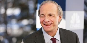 Ray Dalio: Presiden Prabowo mampu membawa Indonesia jadi negara maju jika atasi korupsi dan mendorong reformasi ekonomi.