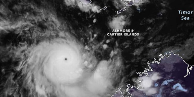 Siklon Tropis Errol Menggila di Selatan NTT, Tapi Bukan yang Terkuat di 2025! - Featured