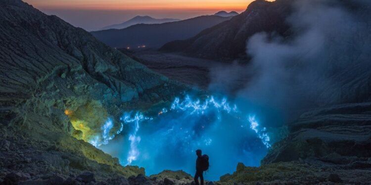 Panduan Lengkap Menikmati Blue Fire Kawah Ijen: Waktu Terbaik dan Tips Keamanan - Featured