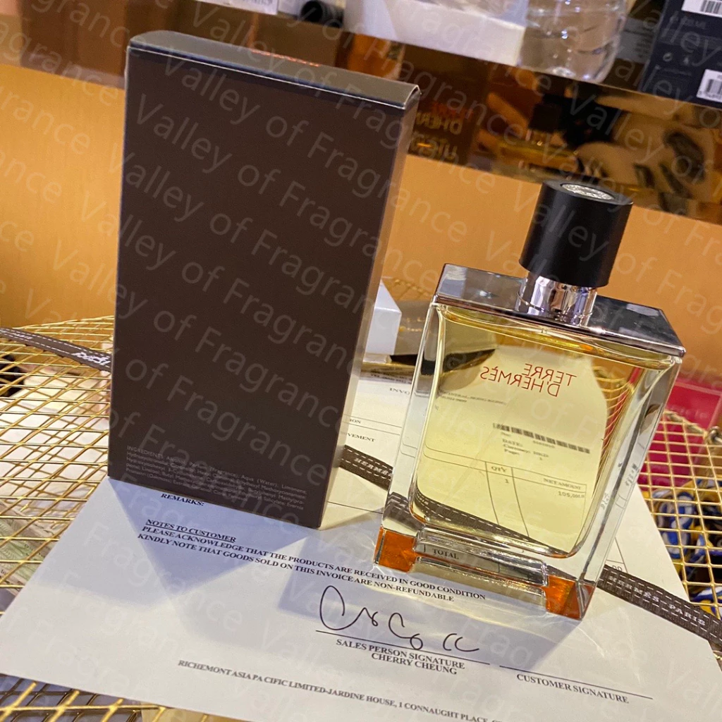 Ingin Dihormati di Kantor? Ini 4 "Power Scent" Pria &amp; Wanita yang Bikin Aura Anda Seperti CEO - ilustrasi 1