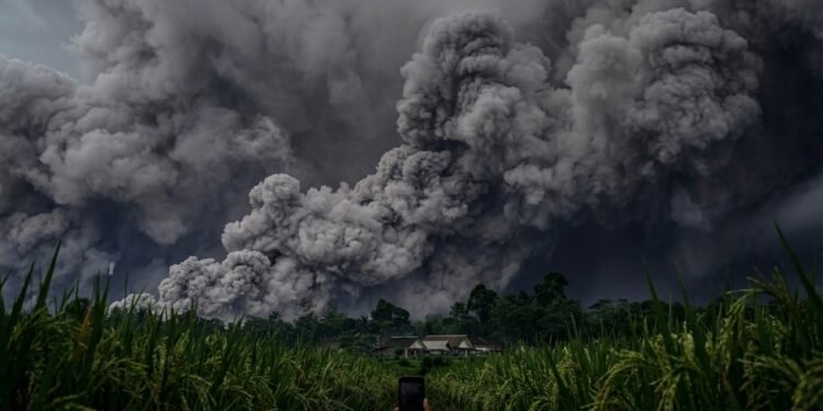 Erupsi Semeru 19 November 2025: Kubah Lava Runtuh & Mitos Paku Bumi - Featured