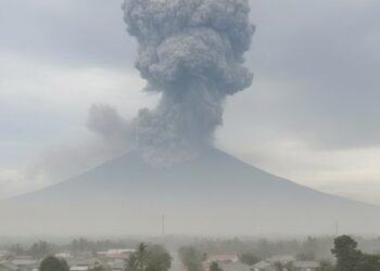 Ilustrasi erupsi Gunungb Marapi di Agam Sumatera Barat (dibuat dengan AI oleh wartakita.id)