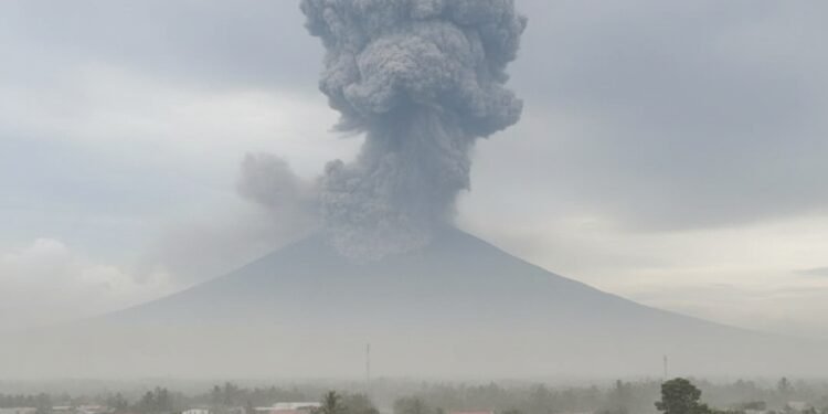 Ilustrasi erupsi Gunungb Marapi di Agam Sumatera Barat (dibuat dengan AI oleh wartakita.id)