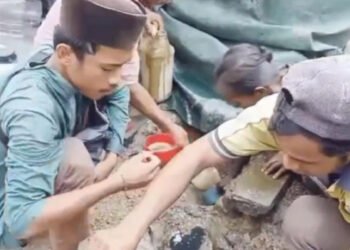 Heboh Sumur Bor di Bangkalan Keluarkan Cairan Diduga Minyak Mentah, Warga Berbondong-bondong Melihat