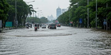 Banjir Terjang Jalan Panjaitan Jakarta Akibat Hujan Deras, Lalu Lintas Lumpuh
