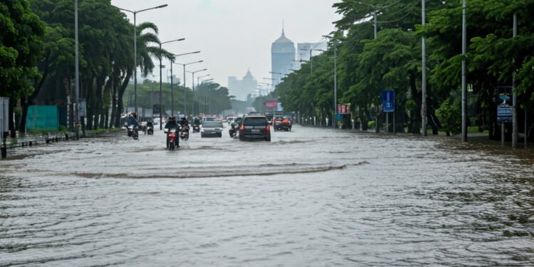 Banjir Terjang Jalan Panjaitan Jakarta Akibat Hujan Deras, Lalu Lintas Lumpuh Banjir Terjang Jalan Panjaitan Jakarta Akibat Hujan Deras, Lalu Lintas Lumpuh - Featured