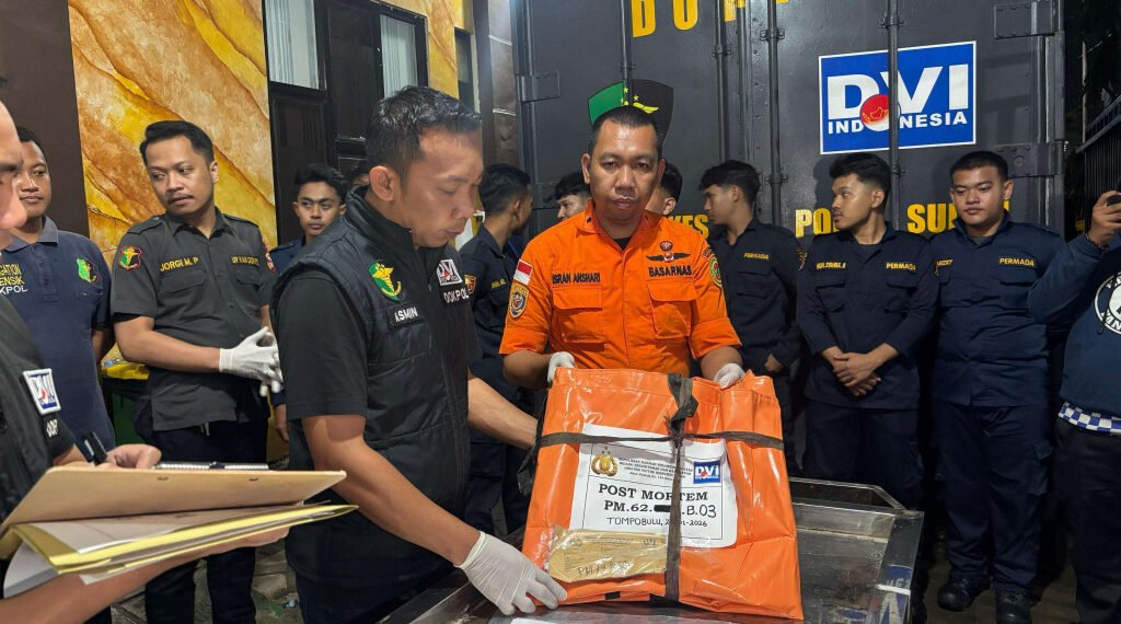 Tim SAR Serahkan Potongan Tubuh dan Barang Korban ATR 42-500 ke Forensik untuk Identifikasi