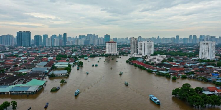 Jakarta Masih Terendam: 90 RT Tergenang Pagi Ini, Banjir Cawang Capai 2,5 Meter