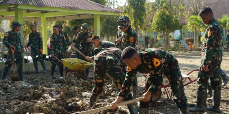 Taruna Akademi TNI Turun Tangan Bersihkan SDN 1 Tualang Cut Aceh Tamiang Pascabanjir - Featured