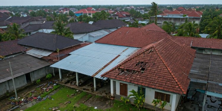 Puting Beliung Guncang Makassar: Lima Rumah Rusak Berat, Warga Selamat - Featured