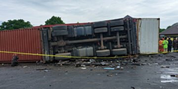 Tragedi Karawang: Truk Kontainer Timpa Sedan, 3 Tewas Termasuk Balita