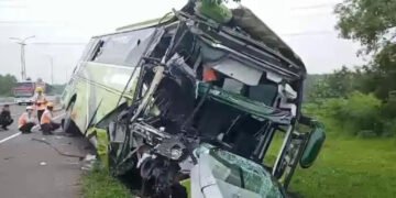 Jeritan Maut di Tol Cipali: Bus Wisata Banten Tabrak Truk, Sopir Tewas, Puluhan Luka