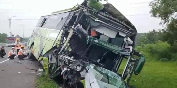 Jeritan Maut di Tol Cipali: Bus Wisata Banten Tabrak Truk, Sopir Tewas, Puluhan Luka - Featured