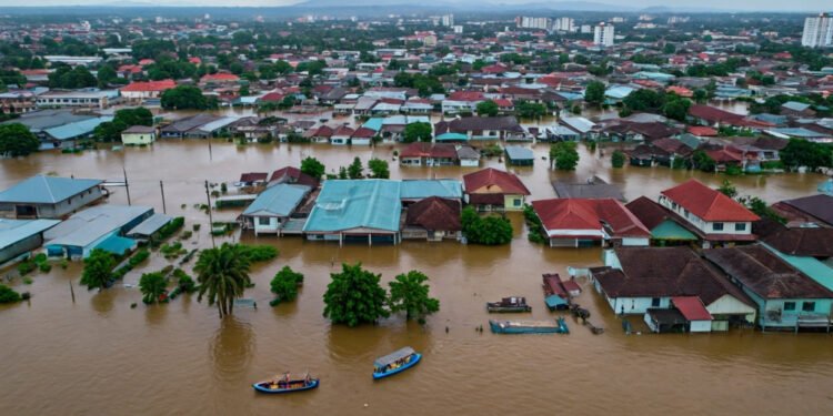 Tanggul Sungai Tuntang Jebol, Banjir Landa Jalur Semarang-Purwodadi - Featured
