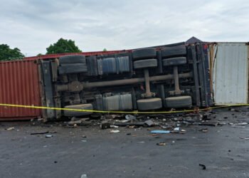 Tragedi Karawang: Truk Kontainer Terguling Tewaskan Tiga Orang, Sopir Dipaksa Masuk Jalur Berbahaya
