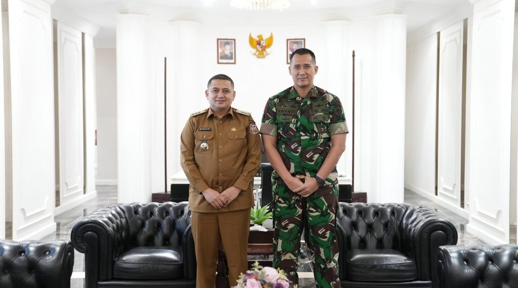 Dandim Makassar Tinjau Langsung Warga Terdampak Banjir, Salurkan Bantuan Sembako