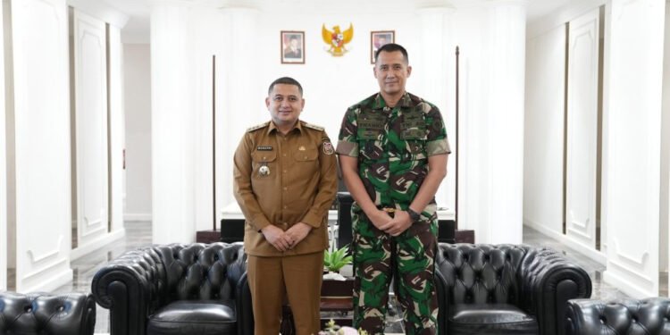 Dandim Makassar Tinjau Langsung Warga Terdampak Banjir, Salurkan Bantuan Sembako - Featured