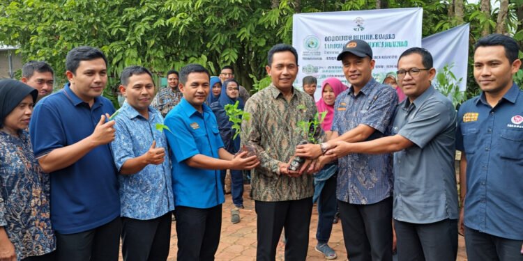 Aksi Lingkungan dan Sosial Gerakan Rakyat Sulsel: 100 Bibit Pohon dan Ratusan Takjil Jelang HUT Pertama - Featured