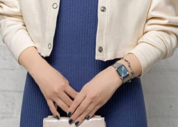 Casio AQ230A-2A1M: Jam Tangan Hybrid Ice Blue yang Menggabungkan Retro dan Futuristik