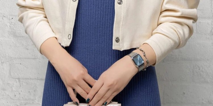 Casio AQ230A-2A1M: Jam Tangan Hybrid Ice Blue yang Menggabungkan Retro dan Futuristik - Featured