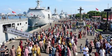 Idul Fitri 1447 H: Ribuan Warga Makassar Rayakan dengan Kunjungan ke Kapal Perang TNI AL di Dermaga