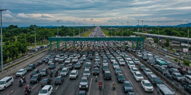 Macet Parah GT Parungkuda Tol Bocimi H+3 Idulfitri 2026: Kendaraan Nyaris Tak Bergerak - Featured