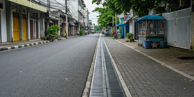 Makassar Tertibkan PKL di Trotoar & Drainase, Beri Solusi Relokasi yang Humanis - Featured