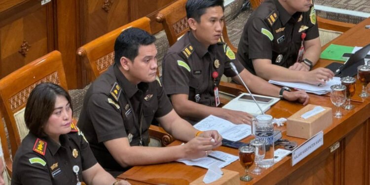 Isu Mobil Mewah untuk Kejari Karo: Hinca DPR Ungkap Dugaan Gratifikasi, Kajari Danke Bungkam - Featured