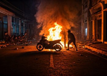 Tawuran Maut di Makassar: Dua Pemuda Luka Parah, Motor Dibakar Massa Akibat Dendam Lama