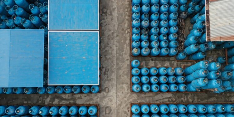 Pertamina Tutup Pangkalan LPG 3 Kg di Lumajang Diduga Lakukan Penimbunan, Ratusan Tabung Ditemukan - Featured