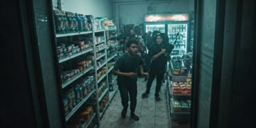 Mengerikan! Pemuda di Makassar Dikejar OTK Bersenjata Tajam, Aksi Brutal Terekam CCTV