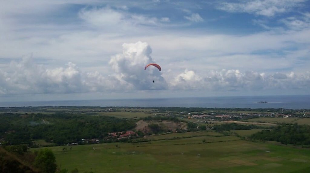 Kolaborasi Mahasiswa dan Warga Selamatkan Potensi Wisata Bukit Paralayang Barru