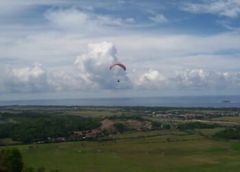 Kolaborasi Mahasiswa dan Warga Selamatkan Potensi Wisata Bukit Paralayang Barru