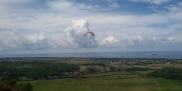 Kolaborasi Mahasiswa dan Warga Selamatkan Potensi Wisata Bukit Paralayang Barru