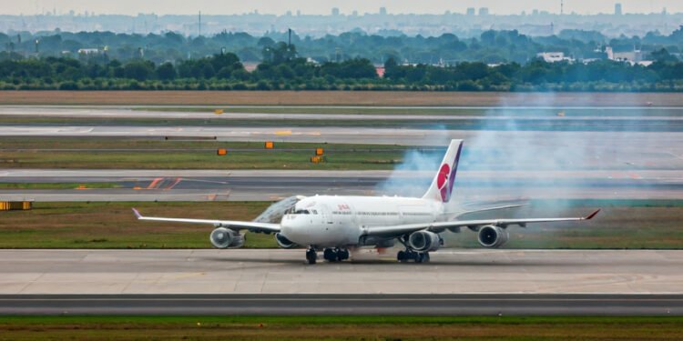 Pesawat Swissair Lakukan Pendaratan Darurat di Delhi Setelah Mesin Terbakar Saat Lepas Landas - Featured