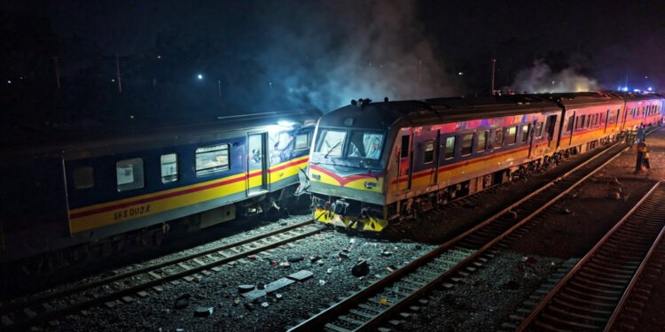 BREAKING NEWS: KA Argo Bromo Anggrek Tabrak KRL Commuter Line di Stasiun Bekasi Timur, Gerbong Perempuan Ringsek Parah - Featured