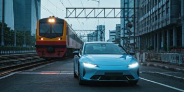 Mobil Listrik di Perlintasan Kereta Api Jakarta: Mitos Mogok dan Fakta Keamanan