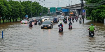Banjir 80 Cm Lumpuhkan Akses Tol Puri, Jakarta Barat: Kemacetan Parah dan Penanganan Darurat