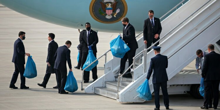 Di Balik Layar: Perlakuan Aneh Pasukan Pengawal Trump terhadap Barang dari Tiongkok - Featured