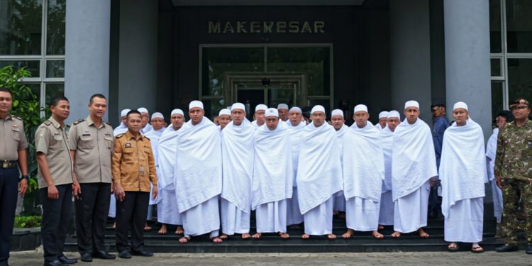 Kloter 41 Haji Makassar: Empat Daerah Sulsel & Sisa Kuota Tiba di Asrama Sudiang Kloter 41 Haji Makassar: Empat Daerah Sulsel & Sisa Kuota Tiba di Asrama Sudiang - Featured